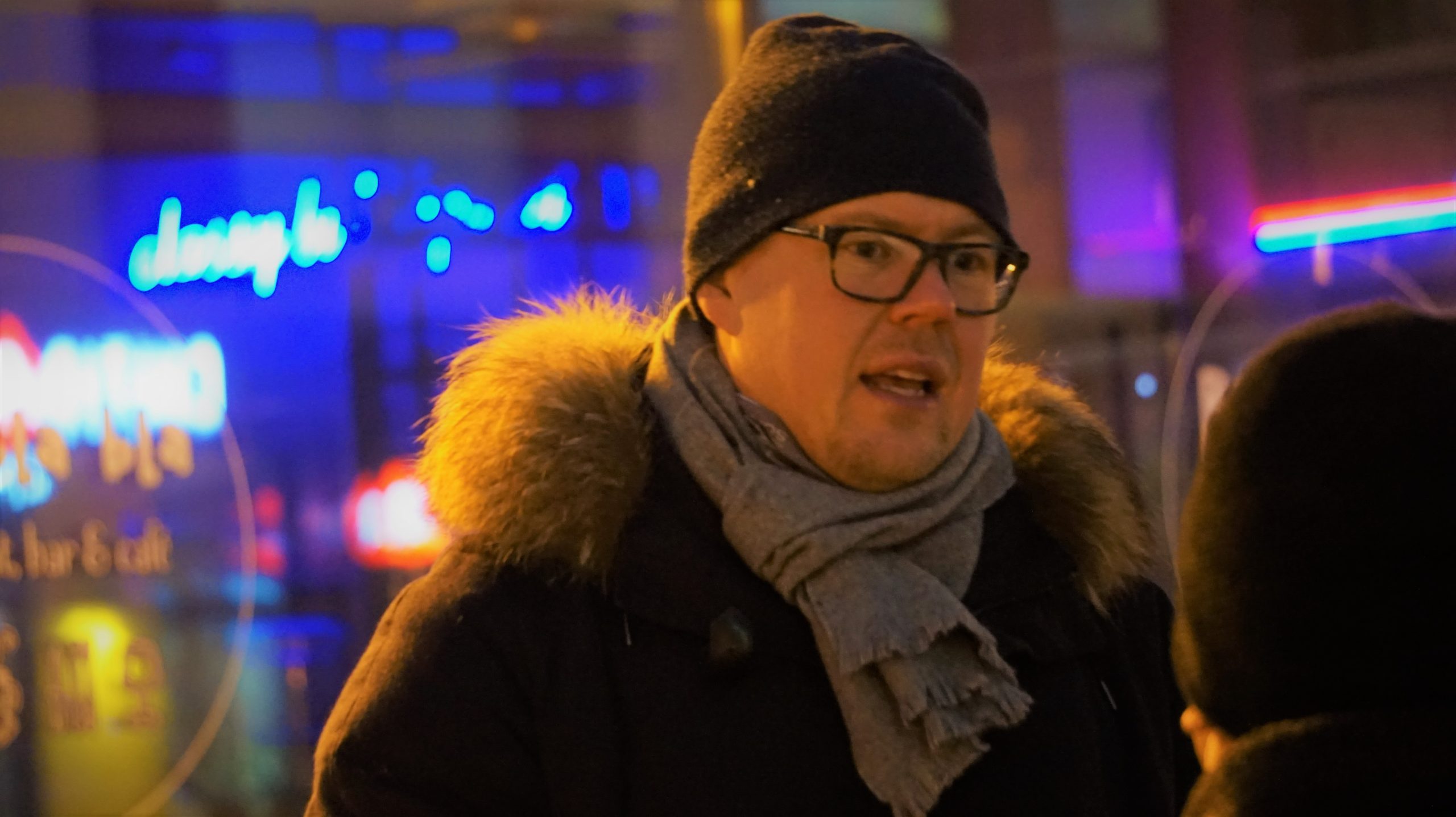 Kuvatunnelmia: Aluevaalien ehdokkaat Antti Lindtmanin haastattelussa